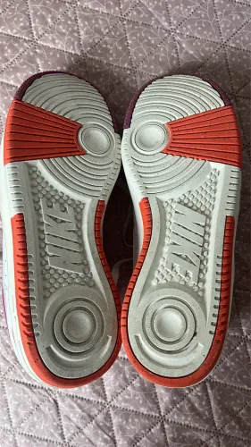 Tênis NIKE Branco, rosa e laranja.