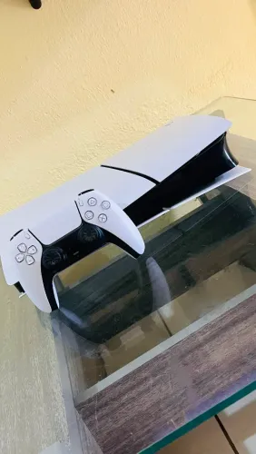 Vendo Playstation 5, já com cabo de internet melhor pra rodar os jogos e um kit de limpeza