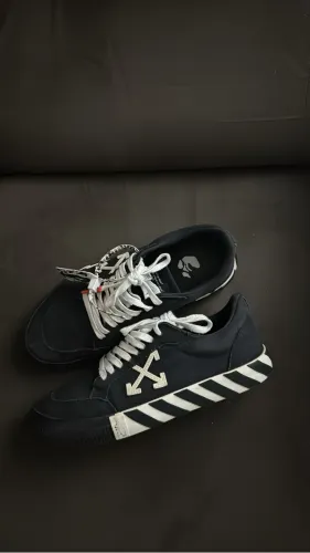 Tênis Off-White Vulcanized Low Black White Arrow