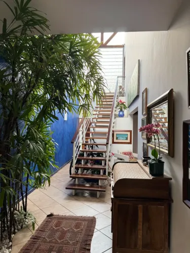 Casa estilo descolada, pé direito duplo, dando o charme aos ambientes .