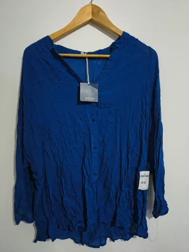 Blusa Azul de Botões