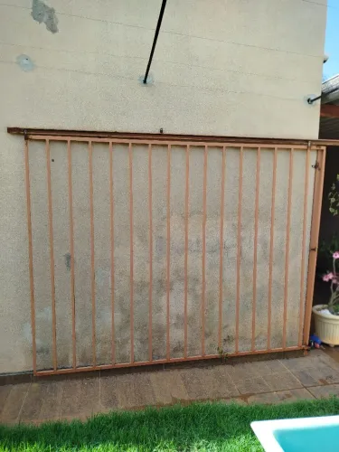 Vende-se portão de correr de ferro 