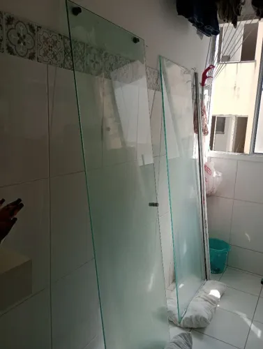 Vendo box e ferragens semi nova 