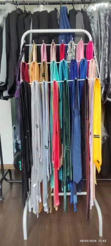 Título do anúncio: Gravateiro com 138 Gravatas de Diversas Cores + Suporte Organizador