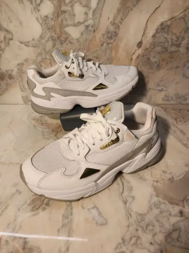 Tênis Adidas Falcon W White Gold Metallic, original, modelo FV5091.
