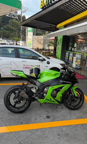 Kawasaki ZX 10R em excelente estado!