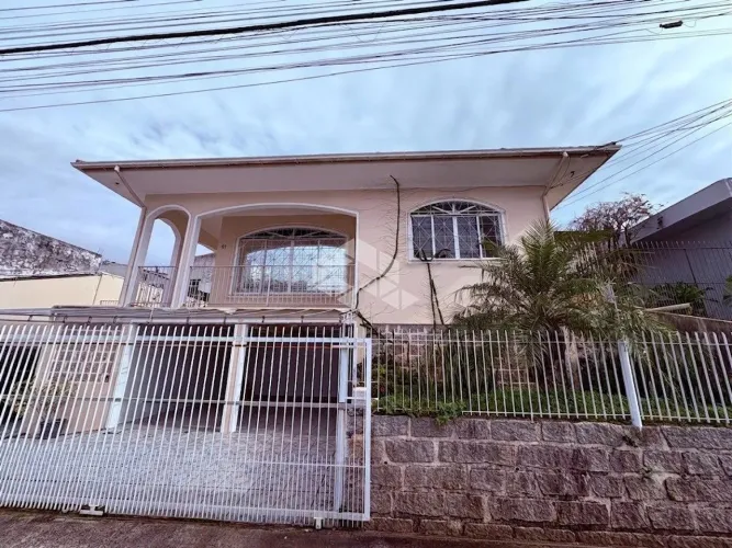 IMÓVEL COM DUAS CASAS NO TERRENO 06 QUARTOS NO BAIRRO - CAPOEIRAS - FLORIANÓPOLIS -SC