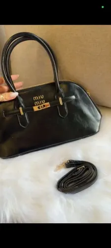 Bolsa Miu Miu Satchel<br>Bolsa Miu Miu Satchel <br>Cor: Preto<br>Medidas 20x35<br>?170,00
