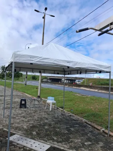 Uma tenda branca 3x3 por3x3