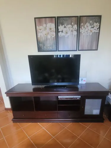 RACK DE MADEIRA MACIÇA EM PERFEITO ESTADO