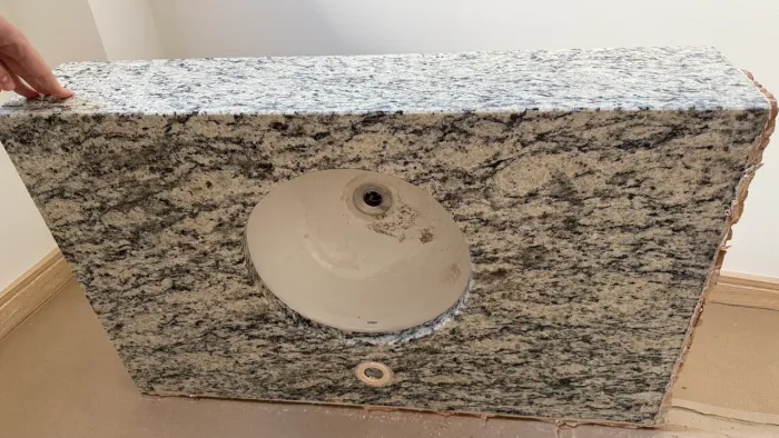 Bancadas de granito com cubas Deca instaladas - Novas - 80 x 50 cm (2 unidades)