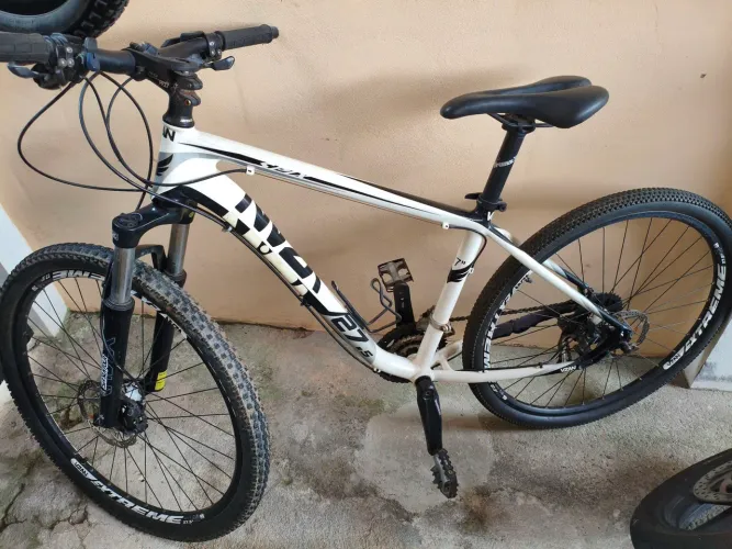 Bike Branca Aro 27,5, com câmbio Shimano 27 marcha, Quadro 17"