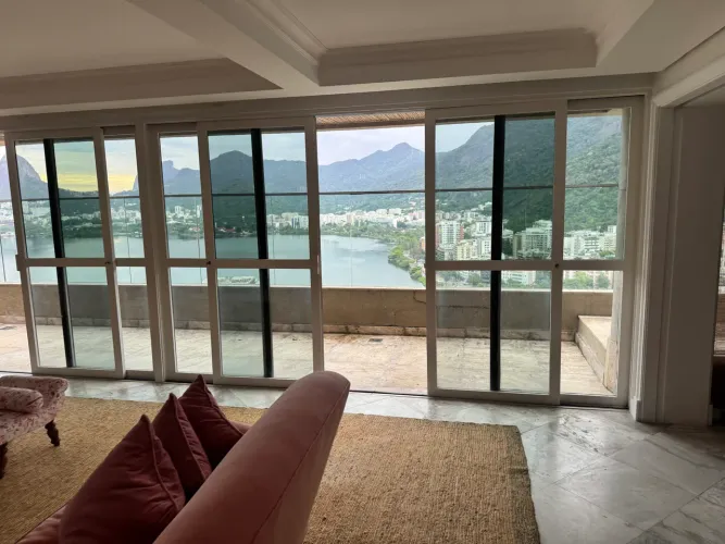 COBERTURA ELEGANTE NA LAGOA com 1.200 m² - Reforma Assinada, Vista Eterna e Lazer Privativ