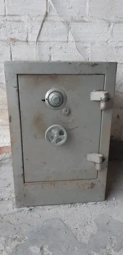 Cofre de segurança concretado(?) 60x30x28cm no estado (doação)