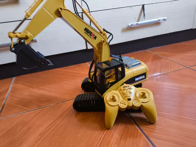 Escavadeira de controle remoto huina 15 ch nova  