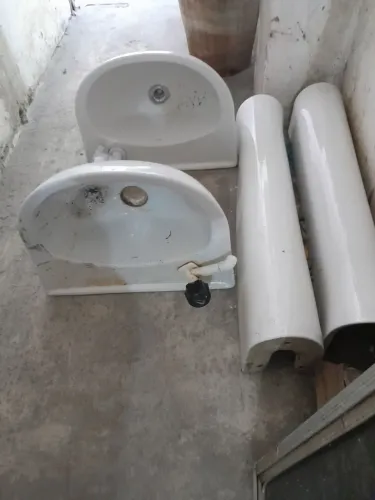 Kit pia para banheiro semi-nova, pronta pra serem instaladas.