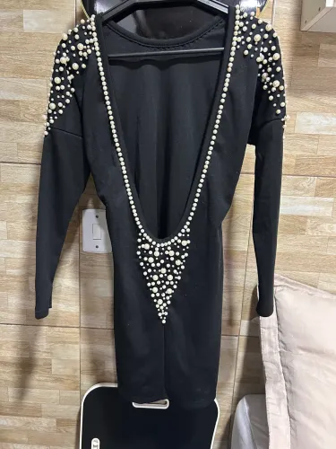 Vestido Preto Manga Longa com Pérolas e Decote nas Costas - Semi Novo