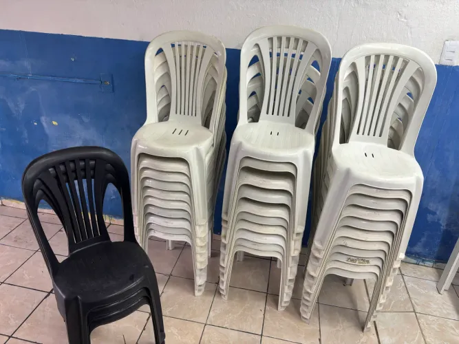 VENDE-SE CADEIRAS DE PLÁSTICO SEM BRAÇOS 