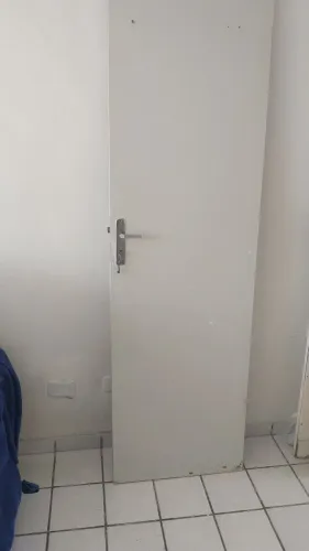 1 Porta usada 0,80x2,10 com ferragens