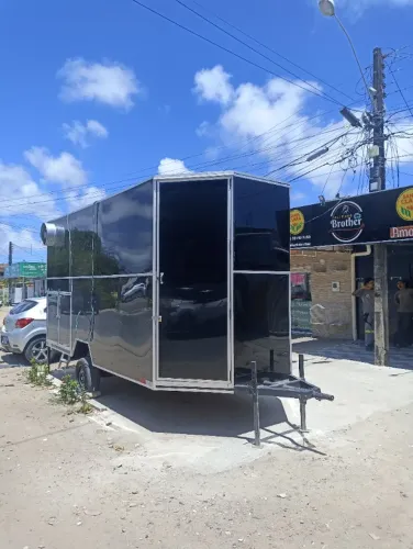 Trailer grande para lanches, comporta até 4 pessoas
