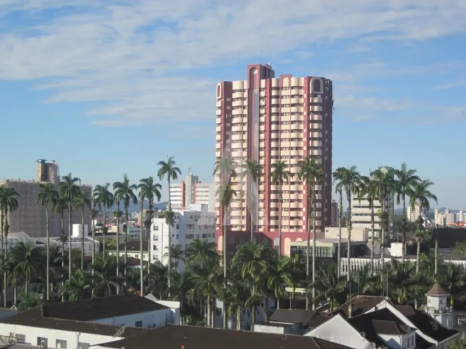 Apartamento mobiliado com 1 quarto, sacada e piscina no Centro