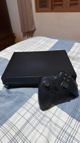 Xbox one x possu 1 controle, muito pouco usado 