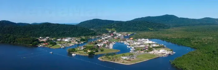 Marina Guarujá, casa à venda na área seca com pier para barco no flutuante.