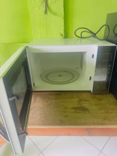 Vendo micro-ondas Philco na cor branca