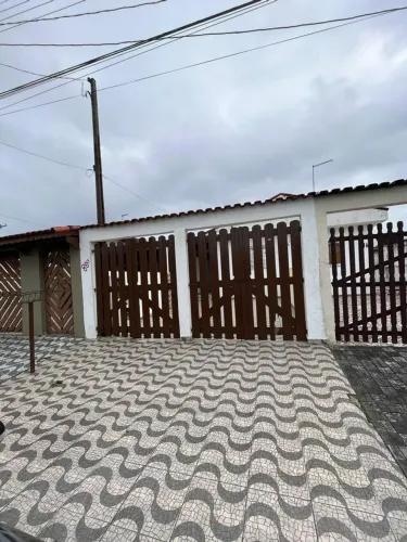 Casa em RUA JUREMA DALVA FERREIRA - Balneario Itaguai - Mongaguá/SP