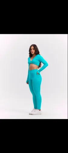 Roupa de academia nova