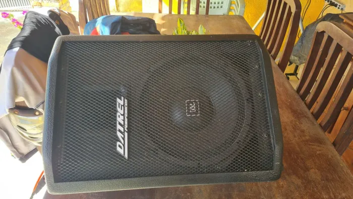 Caixa de som de retorno jbl com amplificador e potência