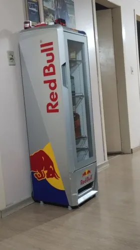 Geladeira da red bull