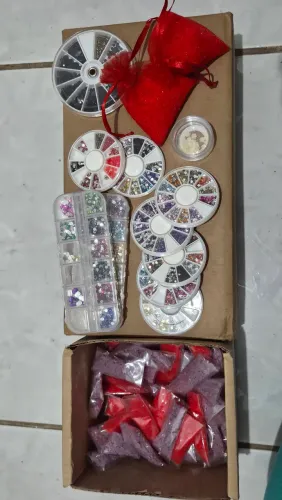 Brilho e rosas de unha