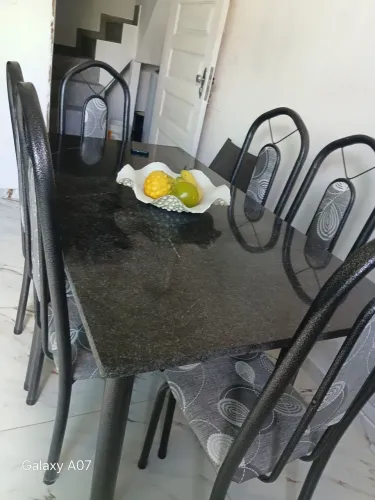 Vendo essa mesa com 6 cadeiras!