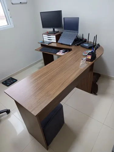 Mesa de escritório em L