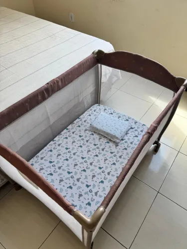 Berço com colchão e curtinado