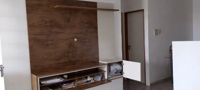 Um painel para tv semi-novo