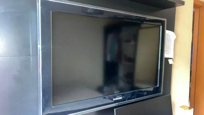 TV Samsung 32 - LIGA, COM CONTROLE E BASE | PARA CONSERTO