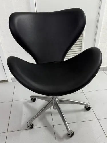 Poltrona Swan giratória couro preta