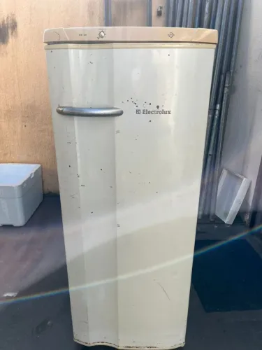 VENDE-SE GELADEIRA ELECTROLUX RE 26 SUPER