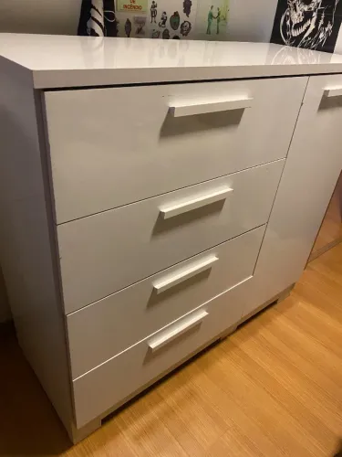 armário com quatro gavetas e porta