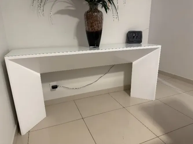 Mesa de canto laqueada na cor branca com tampo de vidro de 6mm
