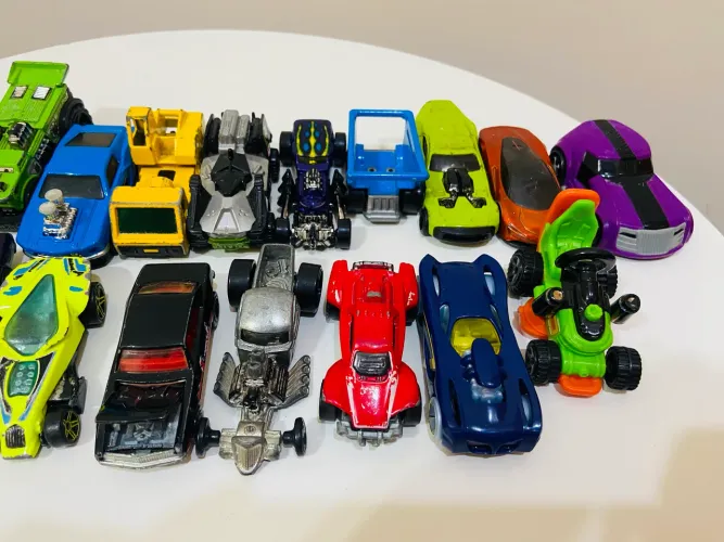 Lote de 20 carrinhos hot wheels diversos modelos escala 1:64