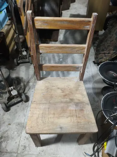 Mesa com 4 cadeiras de madeira