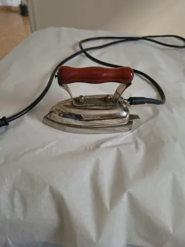 Mini ferro de passar roupa Bastos