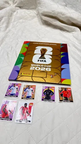 Álbum capa dura dourado completo, com as 980 figurinhas coladas