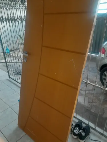Vendo uma porta de entrada de 80 por 2-10 com fechadura já estalada