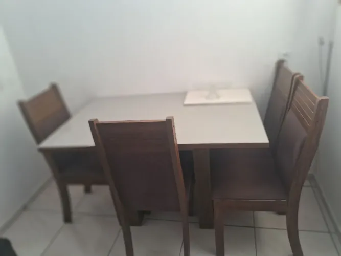Vende -se  Mesa com 4 cadeiras base de vidro e madeira e bom estado de uso 