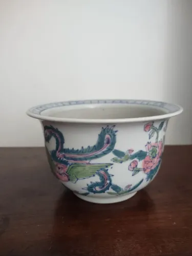 Cachepô chinês em porcelana pintada à mão.