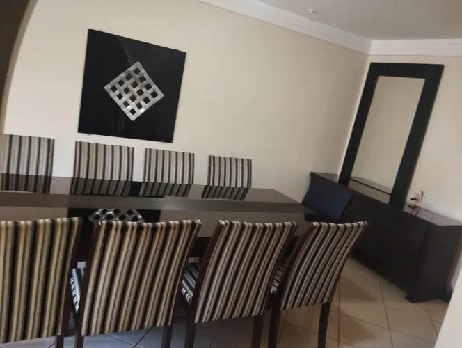 Mesa com 10 cadeiras/Buffet e espelho